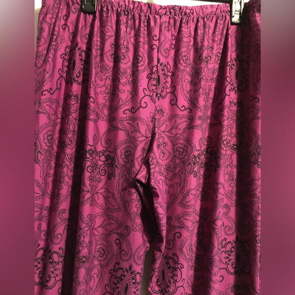 Woman’s 2 Piece INTIMATES Sleepwear Set. - Picture 14 of 15